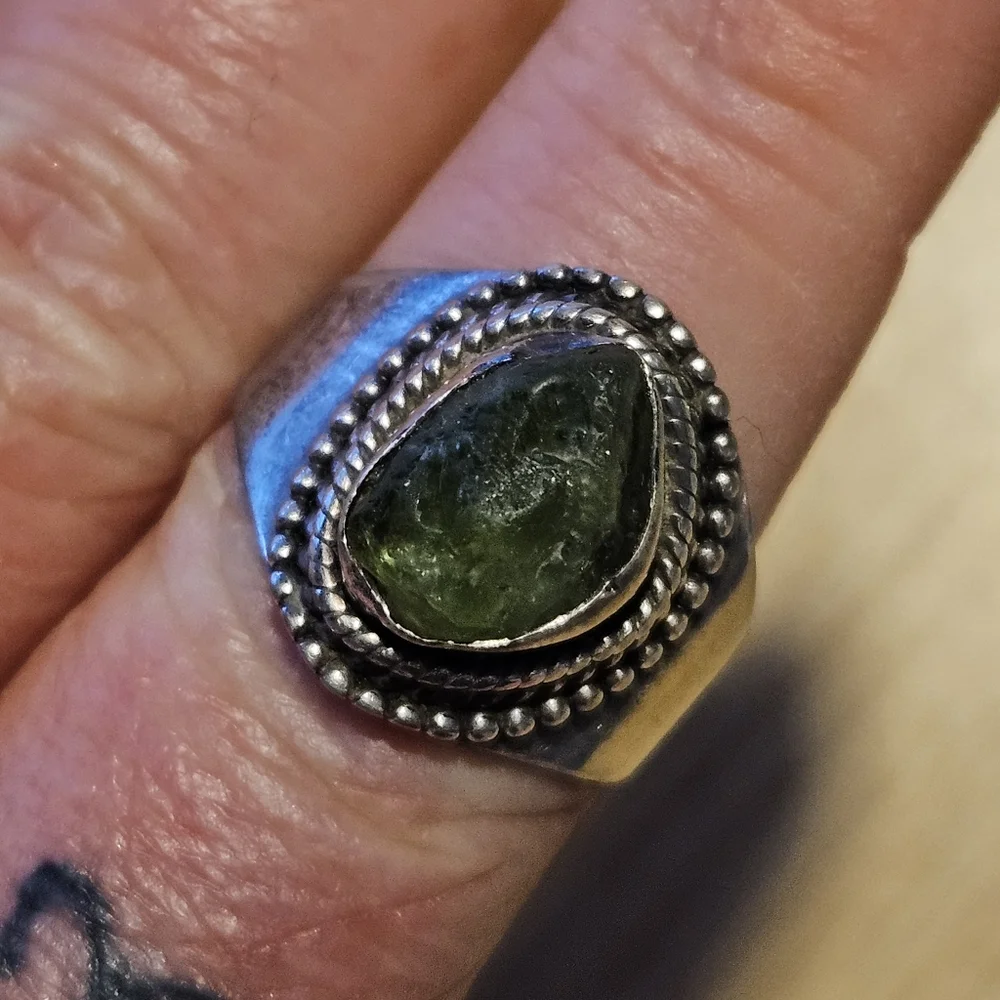Raw Peridot Green & Silver Ring - Size 8-9 Maybe? - Picture 1 of 5
